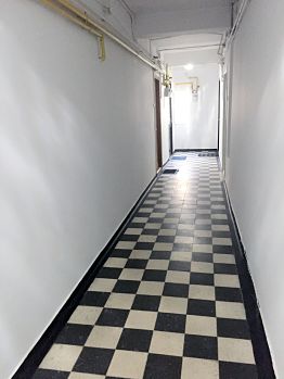 Couloir de l'immeuble appartement 2 pices Ambassade de France Bucarest centre historique Amzei